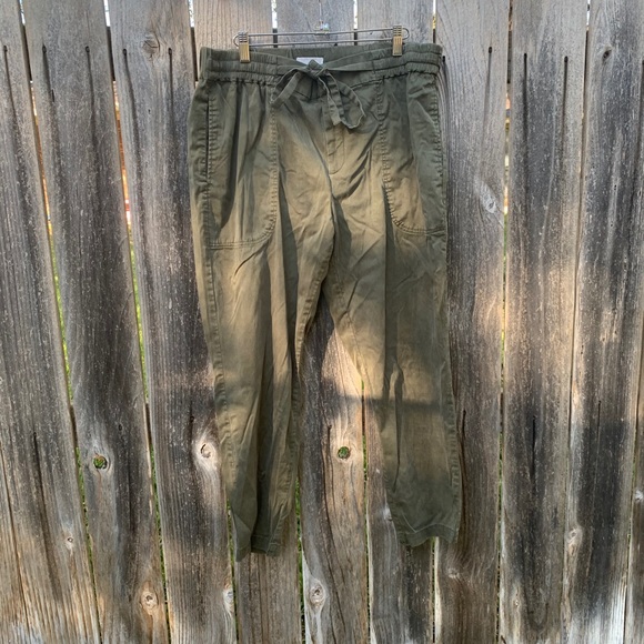 Lou & Grey Cargo Green Capri Joggers - Picture 1 of 7